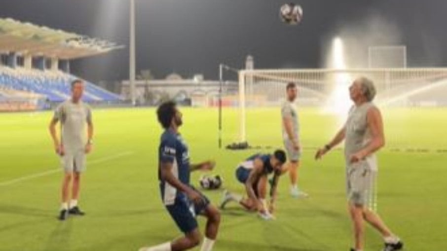 Jorge Jesus e Al-Shahrani durante sequência de embaixadinhas 