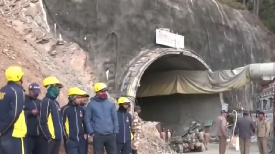 Resgate de trabalhadores presos em túnel na Índia deve durar mais um mês