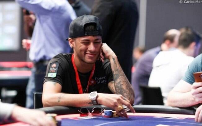 Neymar também sabe jogar poker