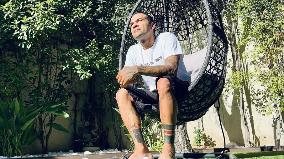 Daniel Alves aparece cantando música gospel enquanto cumpre liberdade condicional