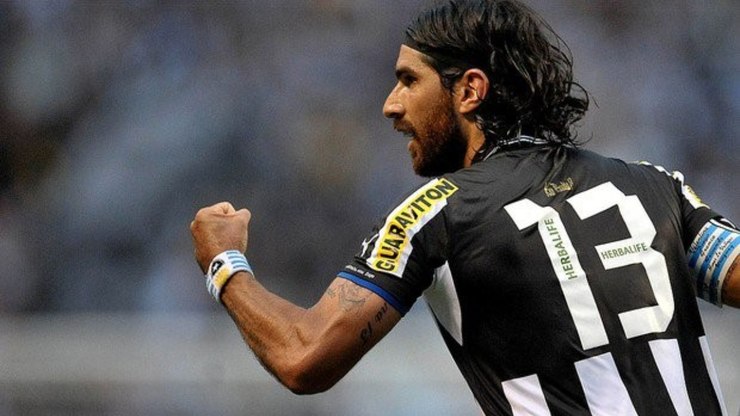 Aos%2048%20anos%2C%20%C3%ADdolo%20do%20Botafogo%20avisa%20que%20voltar%C3%A1%20aos%20gramados