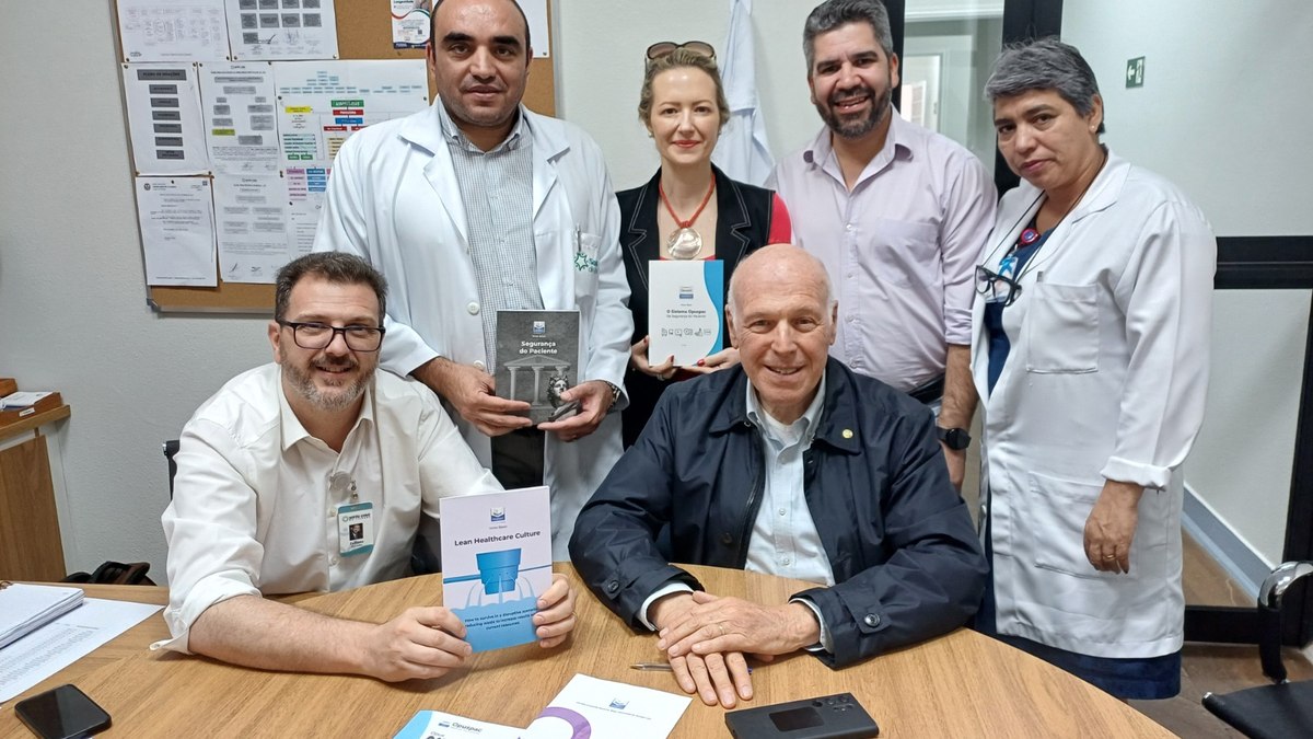 Sentados, o Provedor Julliano Gasparini e o empresário Victor Basso; em pé, Dr. Omar Abbas, advogada Dra. Beatriz Cavalli, Rodrigo Paschoal e Rosiane Ampudia