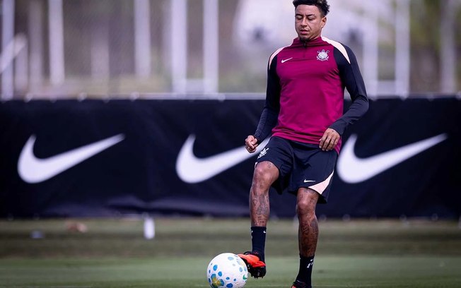 Lingard durante treinamento do Corinthians no CT Joaquim Grava