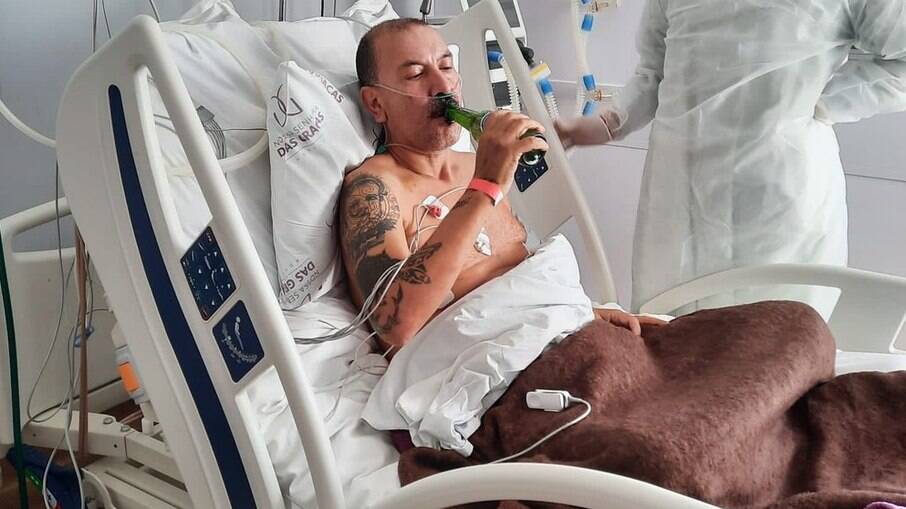 Paciente bebe cerveja em hospital após se recuperar da Covid
