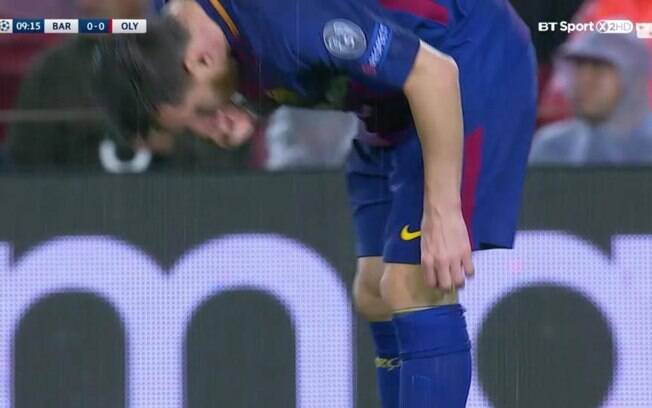 Lionel Messi ingere comprimido misterioso durante partida do Barça contra o Olympiacos