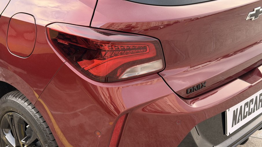 Lanterna traseira e emblemas escurecidos destacam o acabamento específico do Chevrolet Onix RS.