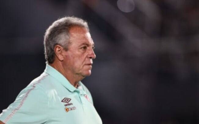 Abel Braga critica arbitragem 'lamentável' em eliminação do Fluminense e diz: 'Estamos desolados'