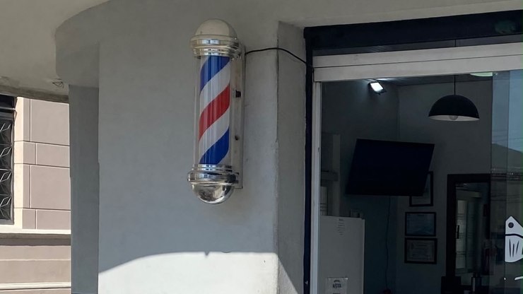 Barber pole: a história sangrenta do poste listrado de barbearias