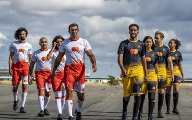 Mastercard expande legado de décadas do futebol com título do GUINNESS WORLD RECORDS™ ao lado de Luis Figo