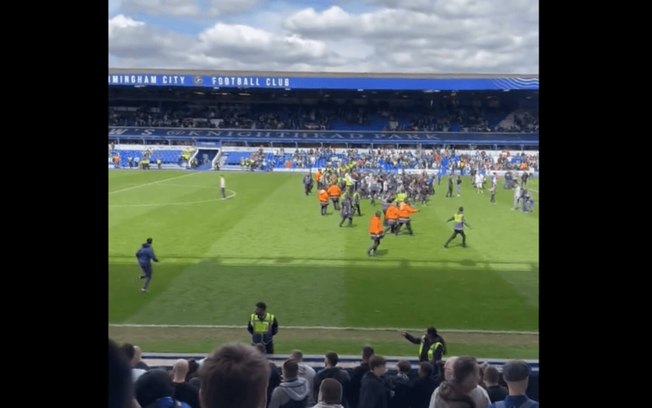 Torcedores do Birmingham invadem campo para abraçar jogadores após rebaixamento 