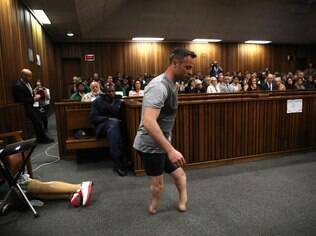 Oscar Pistorius caminhou sem as próteses durante audiência