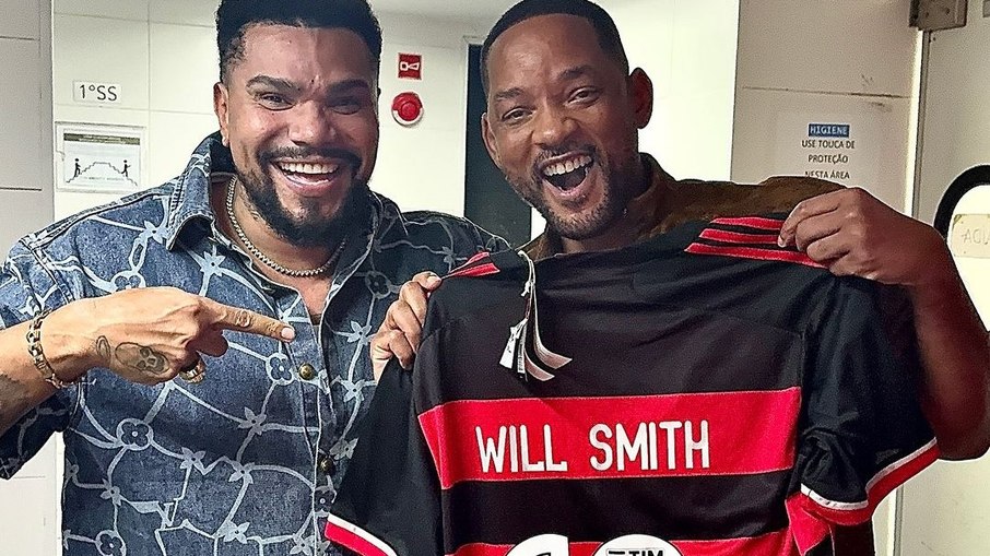 Will Smith recebeu camisa do Flamengo como presente de Naldo 