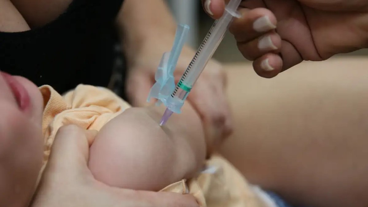 A vacina protege contra três cepas do vírus influenza. A vacina protege contra três cepas do vírus influenza.