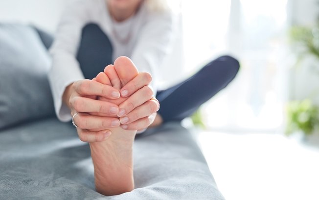 Saiba como evitar dor e inchaço nos pés após o trabalho