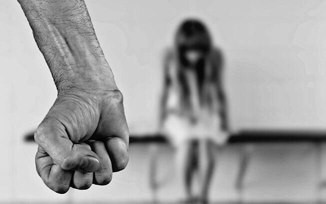 Menina de 12 anos denuncia vizinho de 60 anos por estupro e idoso é preso