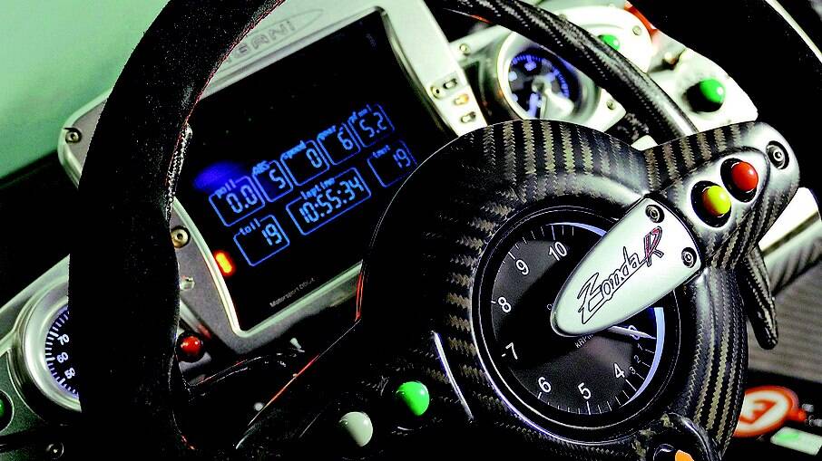 As rotações do motor do Pagani Zonda R podem ser conferidas pelo conta-giros no centro do volante