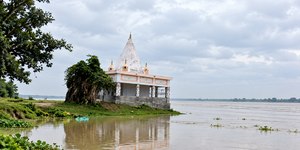 Vídeo: templo centenário cai no Rio Ganges após erosão na Índia