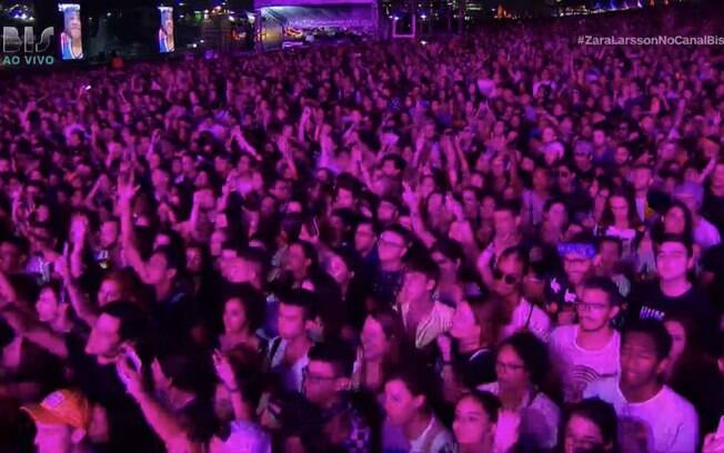 Público assiste ao show de Zara Larsson na primeira noite do Lollapalooza Brasil 2018