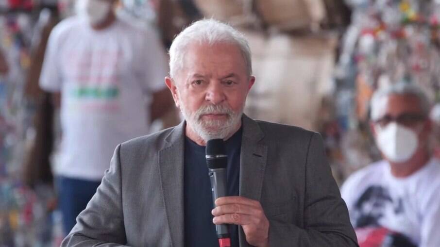 Ex-presidente Lula no evento com catadores de material reciclável na Central de Cooperativas de Materiais Recicláveis do Distrito Federal (Centcoop).
