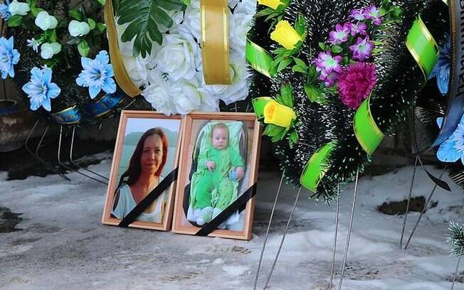 Natalia Simonova, de 38 anos e o bebê Vladimir, de 6 meses, foram enterrados essa semana; polícia russa investiga o caso