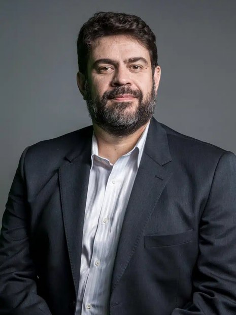 homem de terno posando para foto