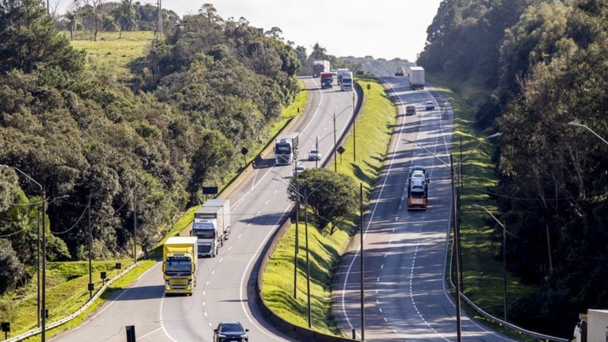 As concessionárias do grupo Arteris estimam que quase 2 milhões de veículos circulem pelas rodovias que conectam São Paulo, Paraná e Santa Catarina entre esta sexta-feira (4) e segunda-feira (7) As concessionárias do grupo Arteris estimam que quase 2 milhões de veículos circulem pelas rodovias que conectam São Paulo, Paraná e Santa Catarina entre esta sexta-feira (4) e segunda-feira (7)