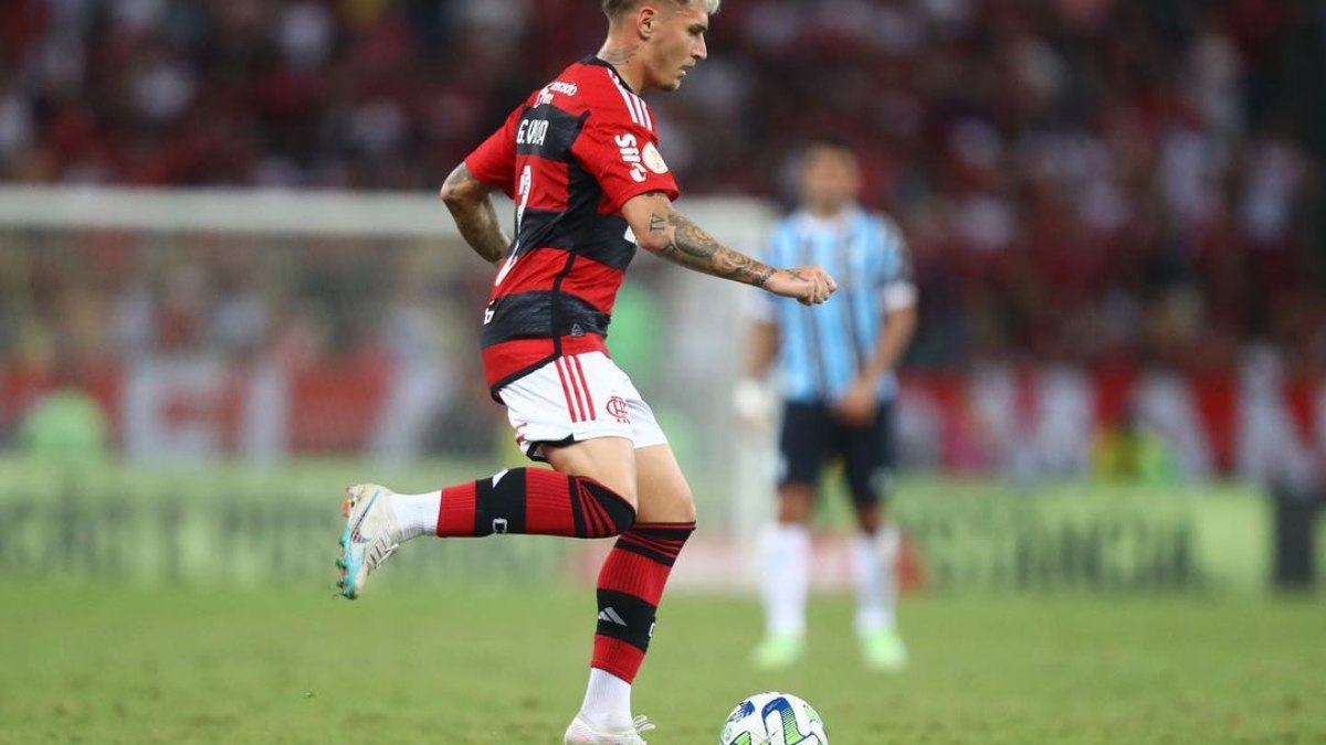 Varela, lateral do Flamengo.