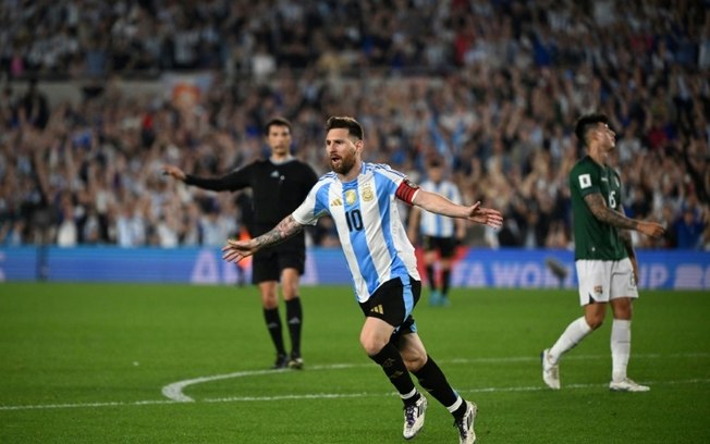 Lionel Messi comemora um de seus três gols na vitória da Argentina sobre a Bolívia nas Eliminatórias Sul-Americanas para a Copa do Mundo de 2026, em 15 de outubro de 2024, em Buenos Aires