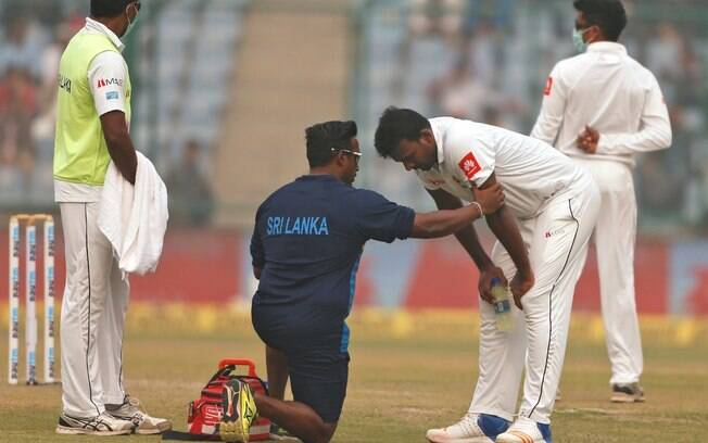 Jogadores do Sri Lanka precisaram interromper partida por conta da poluição