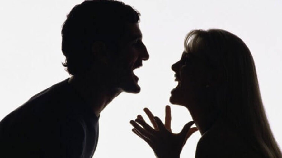O relacionamento abusivo traz insegurança e fragilidade para mulher, segundo a escritora
