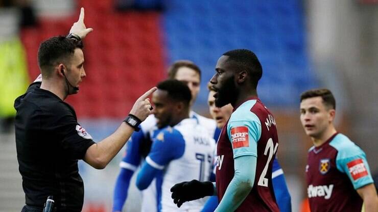 ⚠️ Partida da Premier League é suspensa após jogador desmaiar em campo