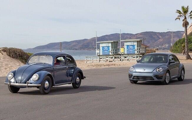 O primeiro VW Fusca (esq) e o último (dir). É uma era que chega ao fim e deixa um legado fará bem a muitos necessitados