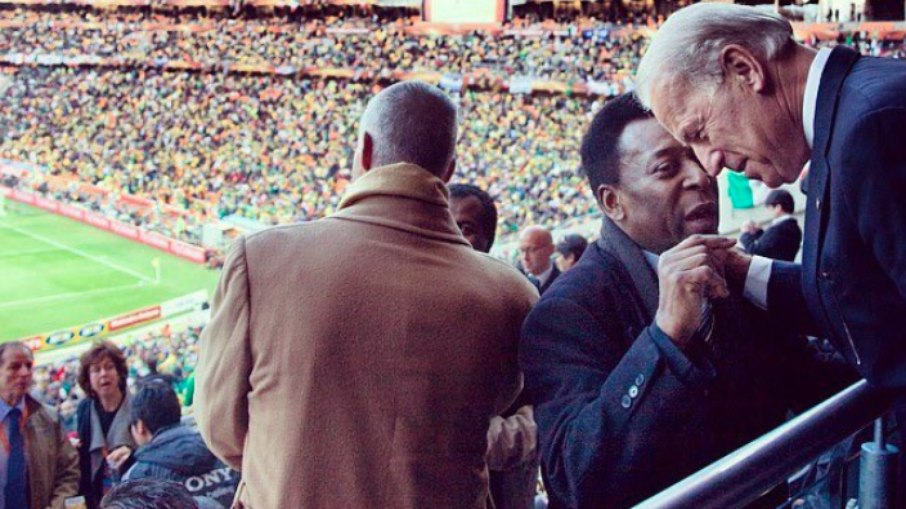 Joe Biden postou foto cumprimentando Pelé