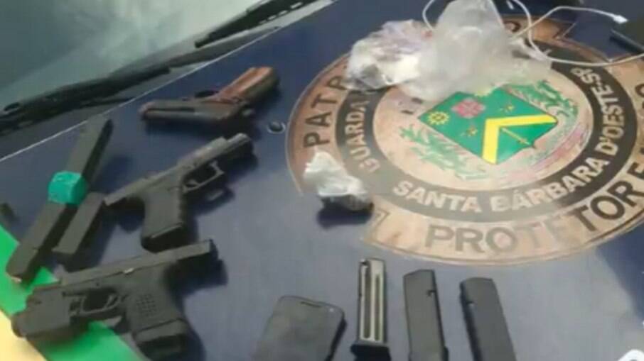 Armas, munições e drogas foram encontradas no local.