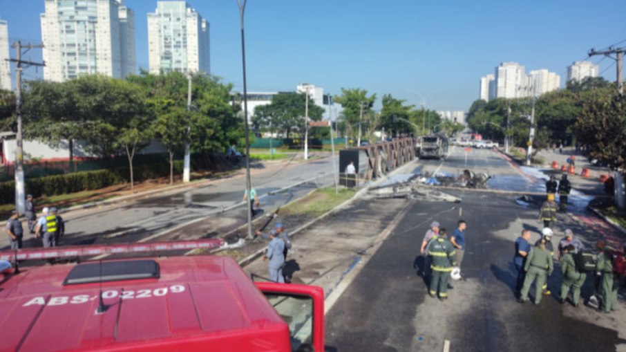 Corpo de Bombeiros trabalha em local da queda de avião