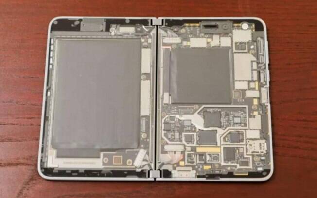 Versão transparente do Surface Duo mostra componentes internos