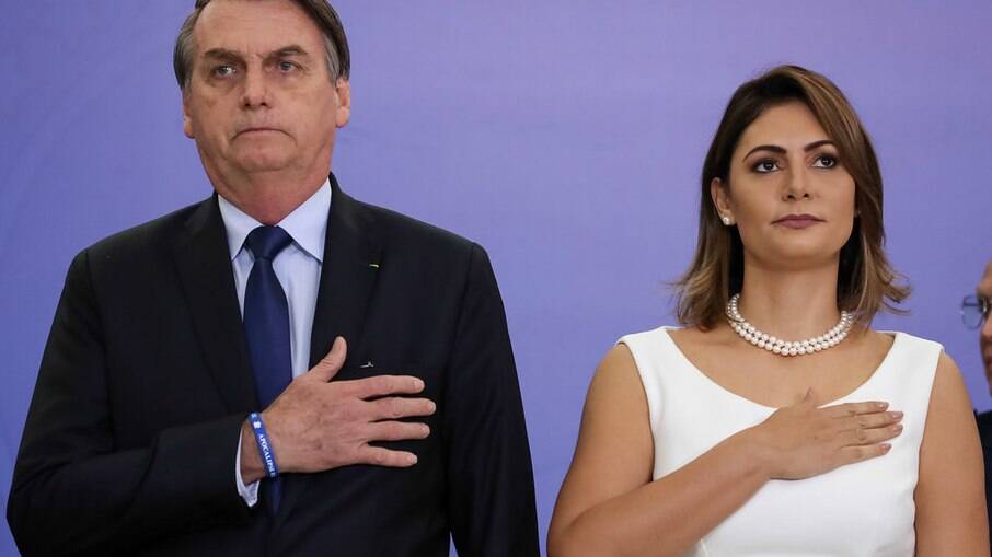 PGR recebe denúncia sobre cheques de Queiroz a Michelle Bolsonaro