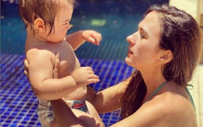 Tata Werneck aproveita calor com filha na piscina