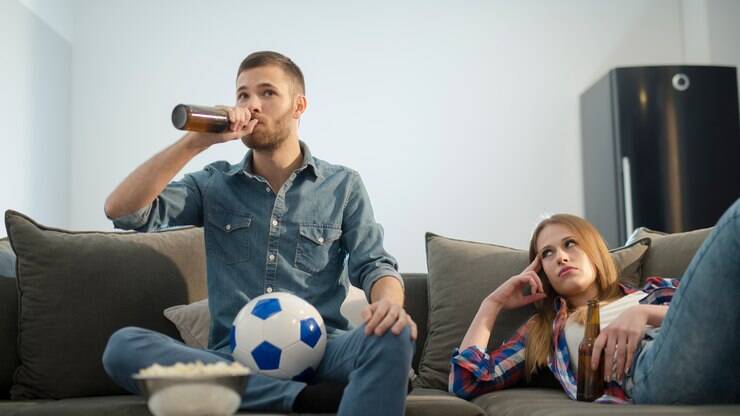 Amigos do sexo masculino e feminino chateados, assistindo a jogos