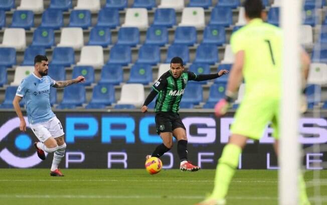 Prestes a completar três anos de seu primeiro gol pelo Sassuolo, lateral Rogério reencontra a Lazio
