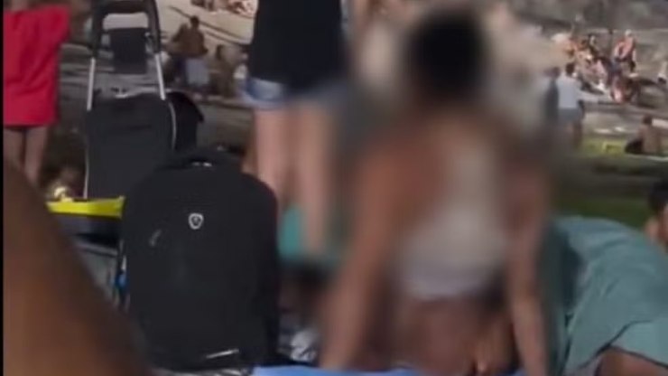 Casal é abordado pela PM fazendo sexo oral na praia do Arpoador