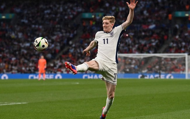 Anthony Gordon em ação com a camisa da Inglaterra - Foto: Glyn Kirk/AFP via Getty Images