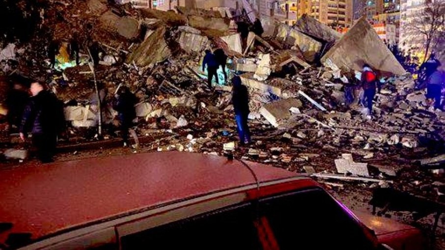 Terremoto deixa mais de 500 mortos na Turquia e Síria