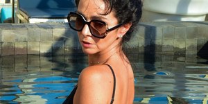 Claudia Ohana faz topless em campanha sobre câncer de mama