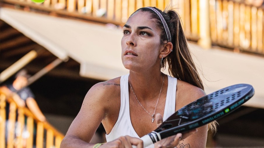 Ex-melhor do mundo no beach tennis, Samantha hoje tem a própria escola