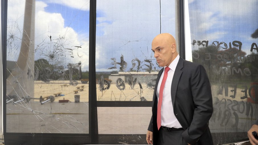 Ministro Alexandre de Moraes avalia estragos após vandalismo no STF