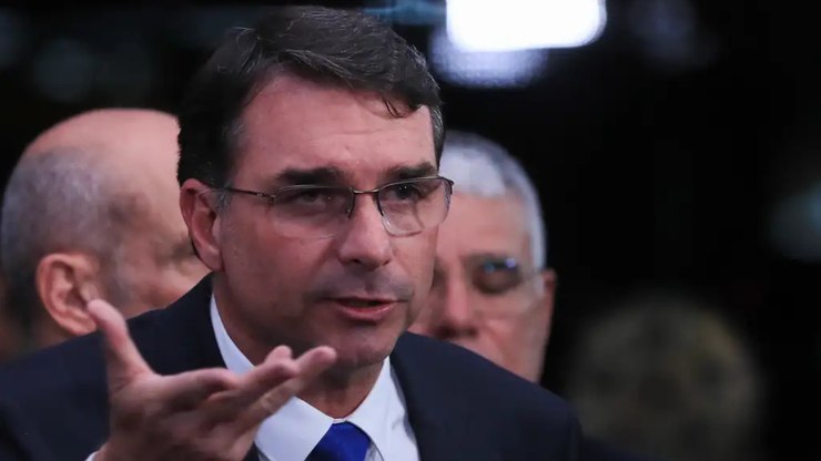 Flávio critica medida do STF que restringe visitas à Bolsonaro