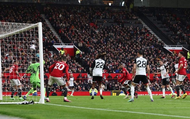 Bassey  (de branco) conclui para fazer o gol do Fulham sobre o Manchester United  - 