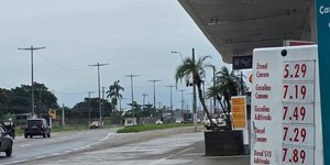 Gasolina sobe mesmo sem reajuste e pressiona bolso do brasileiro