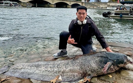 Pescador captura bagre gigante em frente à Torre Eiffel